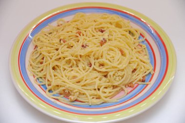 Peynirli uzun makarna yapmak