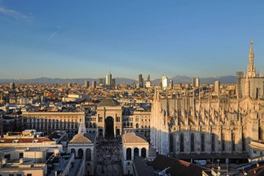 İtalya - Milano Mart 19.2018 - Vittorio Emanuel Galerisi, Duomo Katedrali ve dağlı ufuk çizgisi - şehir yaşamı ve şehir merkezi, hava manzarası