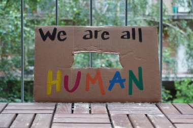 Sokakta ahşap bir tabela ve metnin için bir yer var.