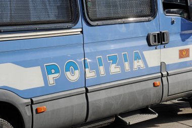 Milan, İtalya - 12 Şubat 2019 - Duomo Katedrali 'nde polis kontrolleri - Turist akışını, güvenlik operasyonlarını ve terörle mücadele kolluk kuvvetlerini arabalı ve kamyonlu polisler kontrol ediyor