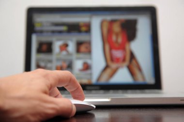 Bilgisayarlı ve bilgisayarlı ekranda arka planda kadınlar, iç çamaşırı, bikini