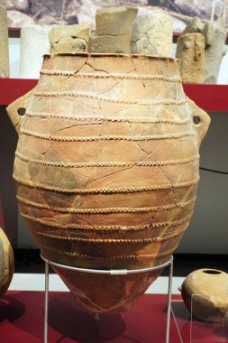 Pazardaki eski ahşap masa.