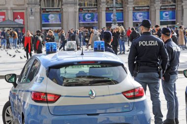 Milan, İtalya - 12 Şubat 2019: Duomo Katedrali 'nde polis kontrolleri - turist akışını, güvenlik operasyonlarını ve terörle mücadele kolluk kuvvetlerini arabası ve kamyonuyla kontrol eden polisler