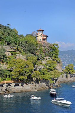 Deniz kenarında yatları olan körfezin güzel manzarası.