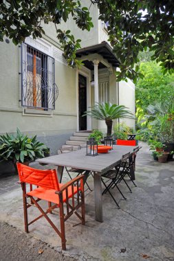 Evin dışındaki sandalyeli masa manzarası