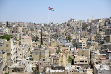 Ürdün Amman 26 Aralık 2019 - Ürdün bayrağıyla Amman şehrinin panoramik manzarası