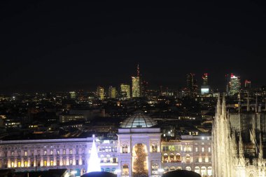 Avrupa, İtalya, Milan 15 Aralık 2019 - Duomo Katedrali, Vittorio Emanuele Galerisi ve dağlı Unicredit kulesi gökdelenleri 