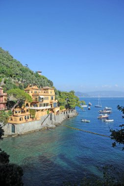 Deniz kenarında yatları olan körfezin güzel manzarası.