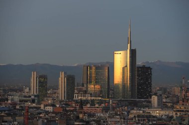 Avrupa, İtalya, Milan 15 Aralık 2019 - Duomo Katedrali, Vittorio Emanuele Galerisi ve dağlı Unicredit kulesi gökdelenleri 