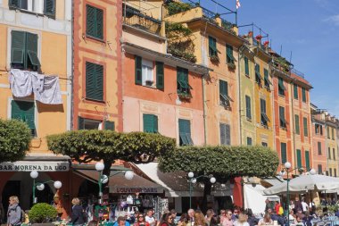 Köy manzarası, İtalyan binalarının cepheleri. 