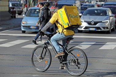 Milan, İtalya 15 Şubat 2018 - bisikletle yemek teslimatı - restorandan yemek siparişi vermek ve evde veya ofiste yemek - paket alıp götürmek, n-cov19 Coronavirus salgını sırasında devam ediyor