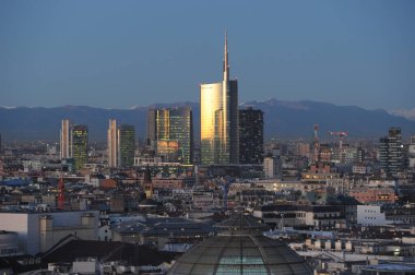 Milan, İtalya 24 Eylül 2018 Milan gökdelenler ve şehir merkezi arkasında dağlar olan Unicredit kulesi