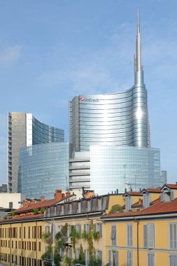 Şehir manzarası, güneşli gökdelenlerin cephesi 