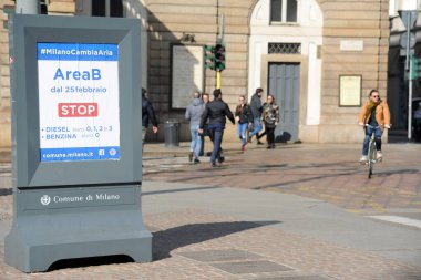 Milan, İtalya 22 Şubat 2018 - sınırlı trafik alanı (b), dizel arabalar için trafik dondurulması 1,2 ve 3 euro ve tavan arası 0 euro