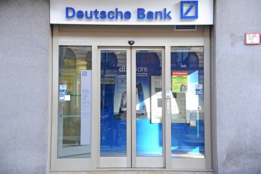 Milan, İtalya 19 Şubat 2019 - Deutsche Bankası logosu ve imzası
