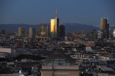 Avrupa, İtalya, Milan 15 Aralık 2019 - Duomo Katedrali, Vittorio Emanuele Galerisi ve dağlı Unicredit kulesi gökdelenleri 