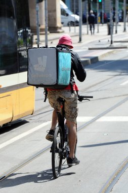 İtalya, Milan, 22 Mayıs 2019. Bisikletli gıda dağıtım servisi.