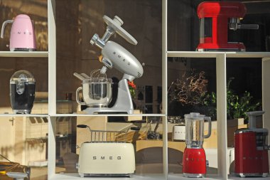 Milan, İtalya 15 Şubat 2019 - Smeg mağazası ve logosu