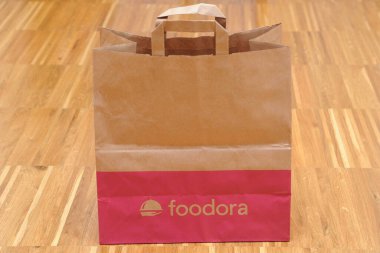 İtalya - Milan - 4 Şubat 2019 Foodora ev yemeği - restorandan yemek sipariş edip evde, işte ya da başka yerlerde yiyebilirsiniz - yemek paketiniz evinize gelir