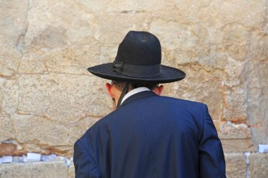 Kudüs, İsrail - 09 Ocak 2020: Batı duvarına yakın Geleneksel Giysili Yahudi Tarzı Adamlar