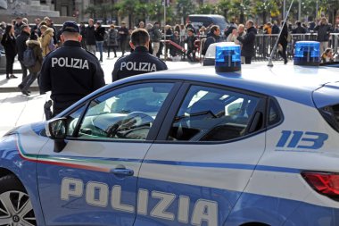 Milan, İtalya - 12 Şubat 2019: Duomo Katedrali 'nde polis kontrolleri - turist akışını, güvenlik operasyonlarını ve terörle mücadele kolluk kuvvetlerini kontrol eden araba ve kamyonetli polisler