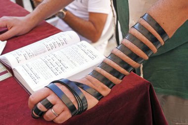 Kudüs, İsrail - 12 Ocak 2020: Yahudiler Batı duvarına dua eder. Dua için kitap