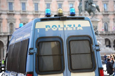 Milan, İtalya - 12 Şubat 2019: Duomo Katedrali 'nde polis kontrolleri - turist akışını, güvenlik operasyonlarını ve terörle mücadele kolluk kuvvetlerini kontrol eden araba ve kamyonetli polisler