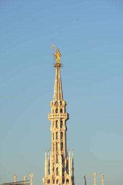 Milan, İtalya - 10 Ekim 2019: La Madonnina, Duomo 'nun tepesindeki şehrin sembolü.