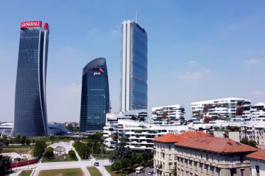 İtalya, Milan 4 Kasım 2019 - Generali Kulesi ve Şehir Hayatı şehrin merkezindeki yeni modern alışveriş bölgesi - Skyscrepers