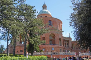 Parlak güneş ışığında kubbeli eski bir bina.   