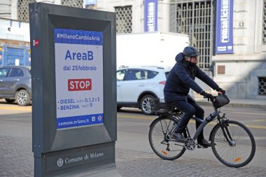 Milan, İtalya 22 Şubat 2018 - sınırlı trafik alanı (b), dizel arabalar için trafik dondurulması 1,2 ve 3 euro ve tavan arası 0 euro