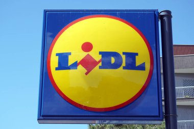 Arka planda mavi gökyüzü olan lidl süpermarket işareti