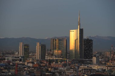 Milan, İtalya 24 Eylül 2018 Milan gökdelenler ve şehir merkezi arkasında dağlar olan Unicredit kulesi