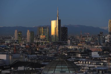 Milan, İtalya 24 Eylül 2018 Milan gökdelenler ve şehir merkezi arkasında dağlar olan Unicredit kulesi