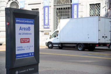 Milan, İtalya 22 Şubat 2018 - sınırlı trafik alanı (b), dizel arabalar için trafik dondurulması 1,2 ve 3 euro ve tavan arası 0 euro