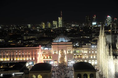 Avrupa, İtalya, Milan 15 Aralık 2019 - Duomo Katedrali, Vittorio Emanuele Galerisi ve dağlı Unicredit kulesi gökdelenleri 