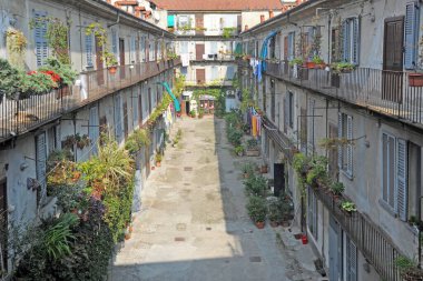 Balkonları ve ipte asılı giysileri olan eski bölge manzarası