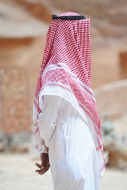 Arap kıyafetli müslüman adam.