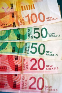 Nakit para veriyor. Kapatın.