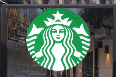 Milan, İtalya 15 Şubat 2019 - Piazza XXV Aprile 'de Starbucks kahvesi