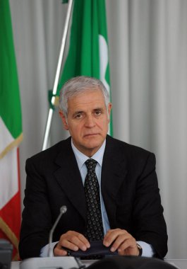 Roberto Formigoni halka açık etkinlik sırasında poz veriyor 