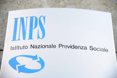 MILAN, ITALY - 13 Ocak 2020: İtalyan INPS ofisi cephesi, INPS Istituto Nazionale della Previdenza Sociale olarak da bilinir.