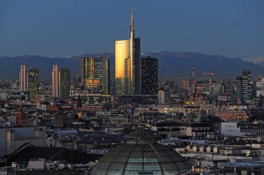 Avrupa, İtalya, Milan 15 Aralık 2019 - Duomo Katedrali, Vittorio Emanuele Galerisi ve dağlı Unicredit kulesi gökdelenleri 