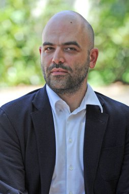 2019, İtalya, Milan - Roberto Saviano halka açık bir etkinlik sırasında poz verdi