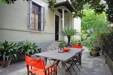 Evin dışındaki sandalyeli masa manzarası