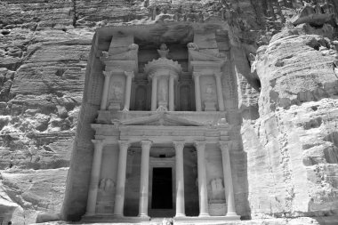 Gün boyunca Ürdün 'ün Petra kentindeki El-Khazneh. 