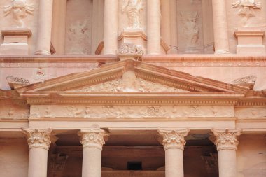 Gün boyunca Ürdün 'ün Petra kentindeki El-Khazneh. 