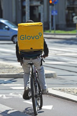 İtalya, Milan, 22 Mayıs 2019. Bisikletli gıda dağıtım servisi.
