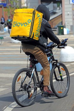İtalya, Milan, 22 Mayıs 2019. Bisikletli gıda dağıtım servisi.