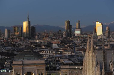 Avrupa, İtalya, Milan 15 Aralık 2019 - Duomo Katedrali, Vittorio Emanuele Galerisi ve dağlı Unicredit kulesi gökdelenleri 